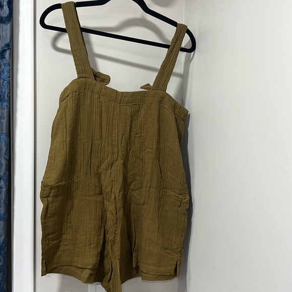 L Space Stephie Romper in mos - Picture 9 of 9